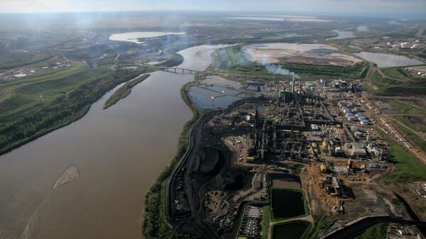 This June 25, 2008 photo shows an aerial view of Alberta's Athabasca river running through the oil sands developments in Canada - Sputnik International