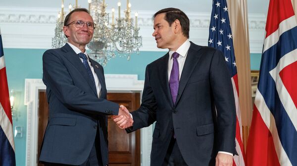 Secretary of State Marco Rubio, right, shakes hands with with Norwegian Foreign Minister Esper Barth Eide at the State Department, Wednesday, June 18, 2025 in Washington. (AP Photo/Kevin Wolf) - Sputnik International