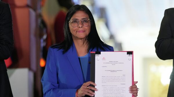 Delcy Rodriguez displays an amnesty bill approved by the National Assembly - Sputnik International