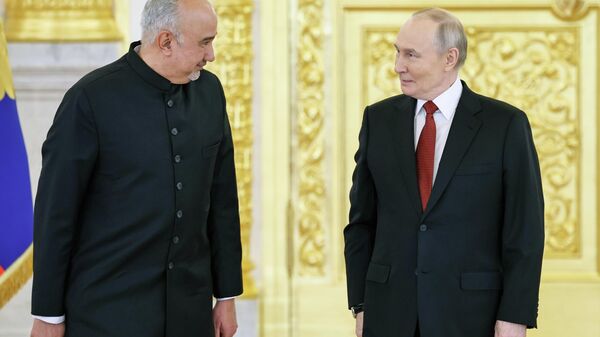 January 15, 2026. Russian President Vladimir Putin and Pakistani Ambassador to Russia Faisal Niyaz Tirmidhi at the ceremony of presenting credentials by the Ambassadors Extraordinary and Plenipotentiary of foreign states in the Alexander Hall of the Grand Kremlin Palace. - Sputnik International