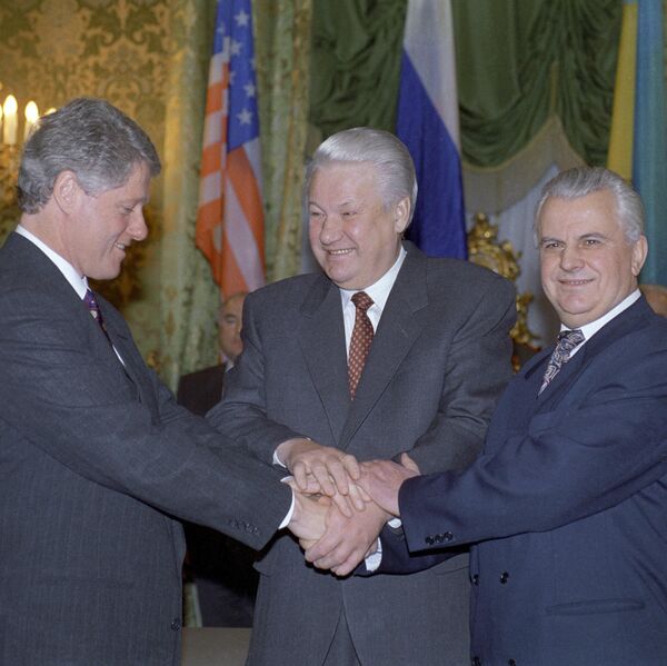 US President Clinton, Russian President Yeltsin, and Ukrainian President Kravchuk after signing the Trilateral Statement in Moscow on 14 January 1994. - Sputnik International