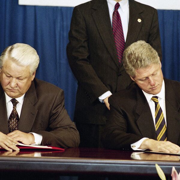 US President Bill Clinton, right, and Russian President Boris Yeltsin, left, sign the Non-Proliferation Treaty in the Budapest Convention Center, Dec. 5, 1994 after the first session of the CSCE summit meeting ended.  - Sputnik International