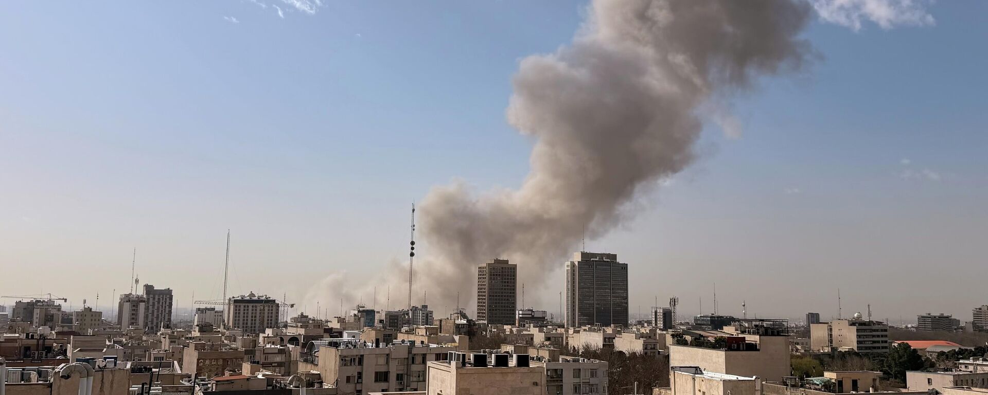 Smoke rises on the skyline after an explosion in Tehran, Iran, Saturday, Feb. 28, 2026.(AP Photo) - Sputnik International, 1920, 28.02.2026