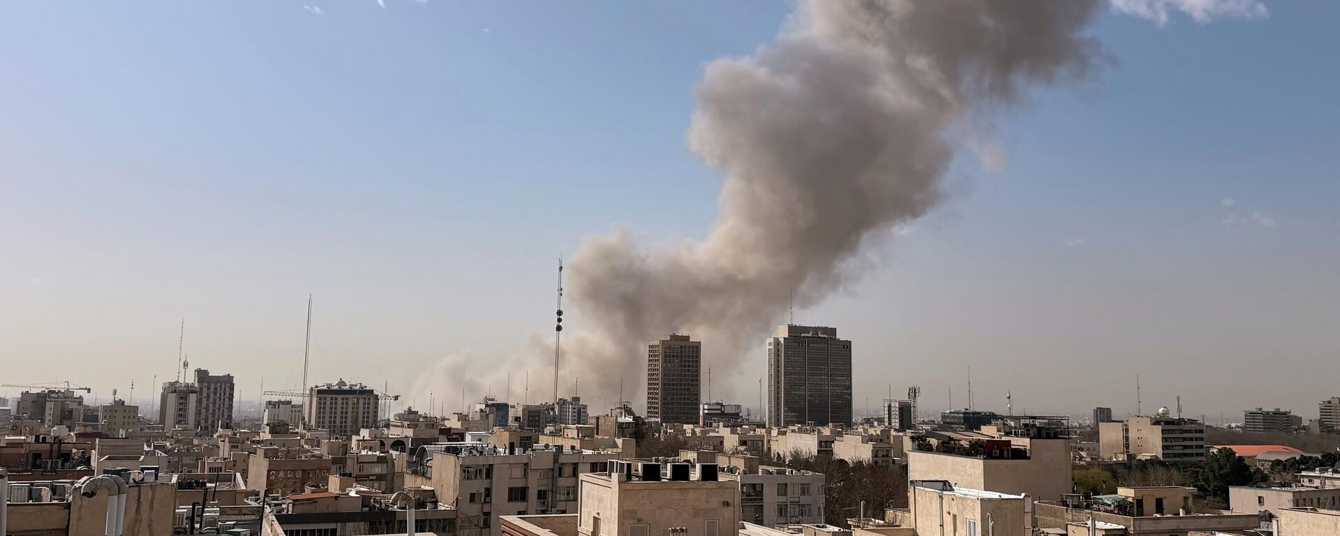Smoke rises on the skyline after an explosion in Tehran, Iran, Saturday, Feb. 28, 2026.(AP Photo) - Sputnik International, 1920, 08.03.2026