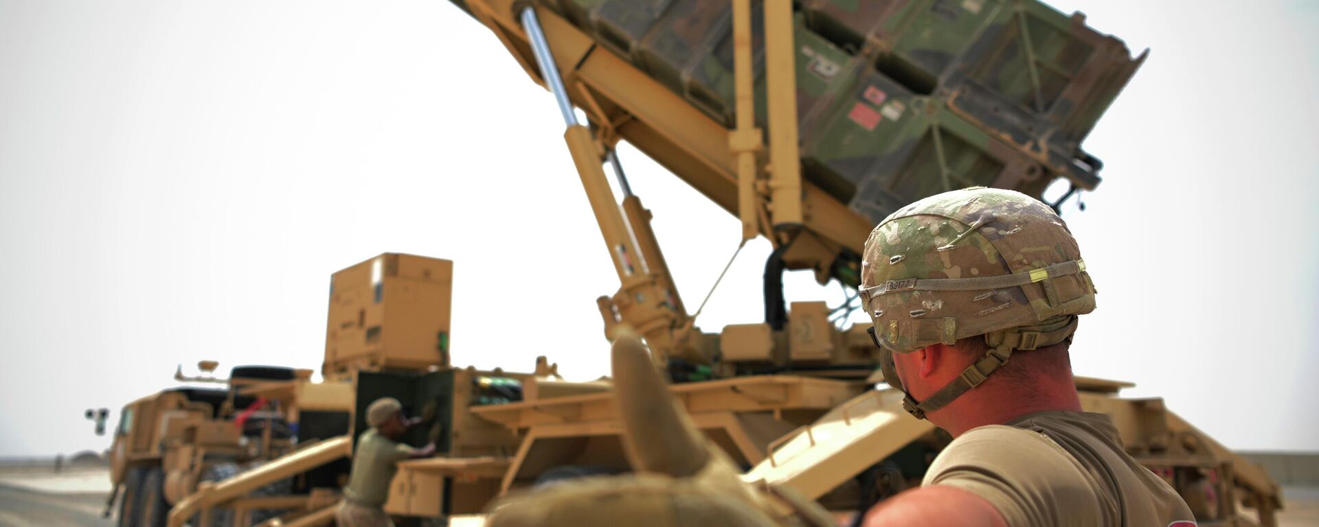 In this photo released by the U.S. Air Force, U.S. Army Spc. Scottlin Bartlett of the 5-52 Air Defense Artillery Battalion signals to a colleague while working near a Patriot missile battery at Al-Dhafra Air Base in Abu Dhabi, United Arab Emirates, May 5, 2021.  - Sputnik International, 1920, 01.03.2026