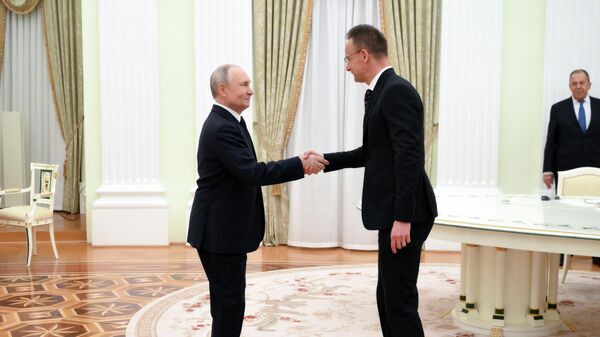 Russian President Vladimir Putin and Hungarian Foreign Minister Peter Szijjarto - Sputnik International