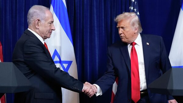 President Donald Trump shakes hands with Israel's Prime Minister Benjamin Netanyahu at the end of a news conference at Mar-a-Lago, Monday, Dec. 29, 2025, in Palm Beach, Fla - Sputnik International