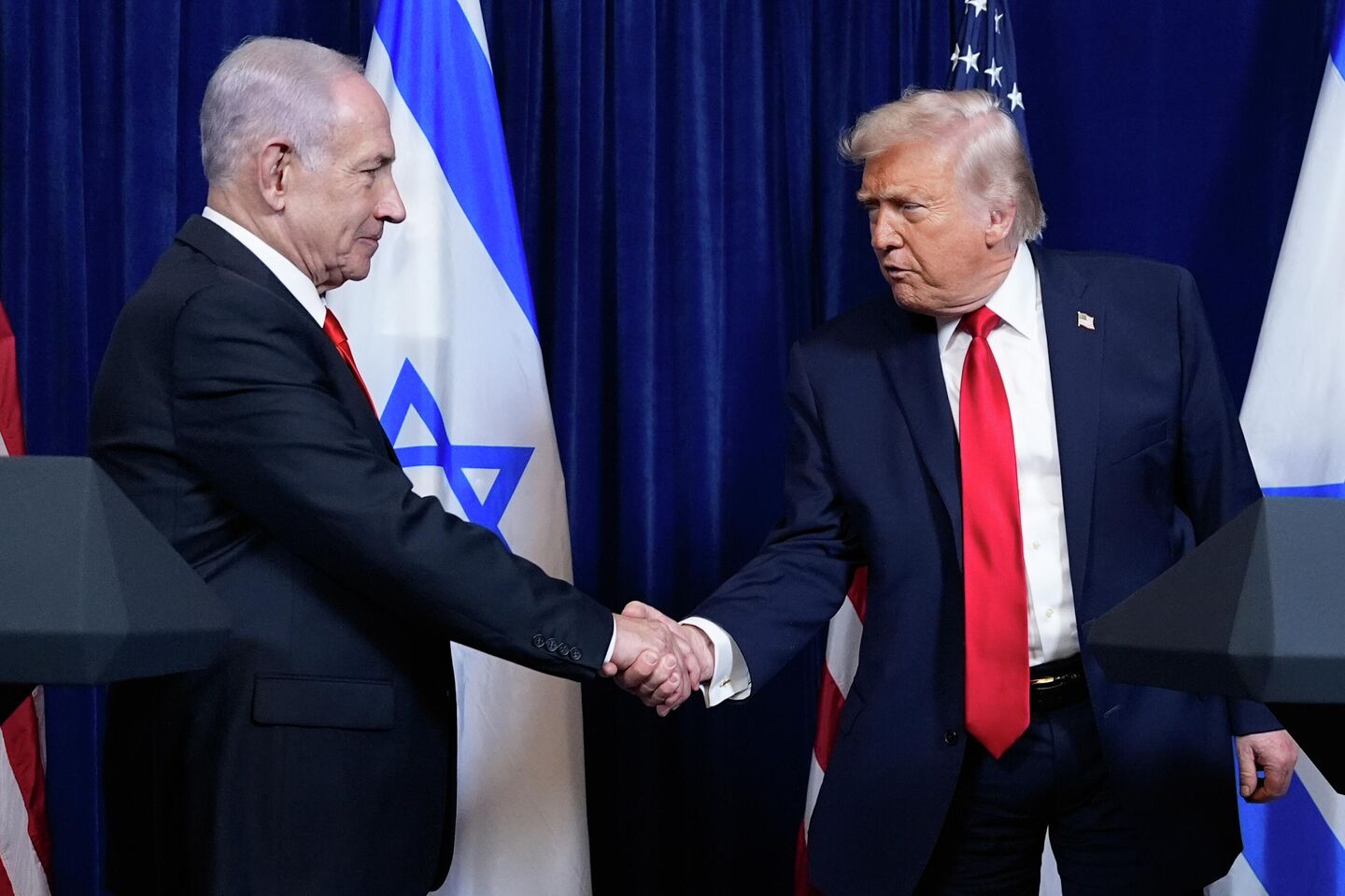 President Donald Trump shakes hands with Israel's Prime Minister Benjamin Netanyahu at the end of a news conference at Mar-a-Lago, Monday, Dec. 29, 2025, in Palm Beach, Fla - Sputnik International