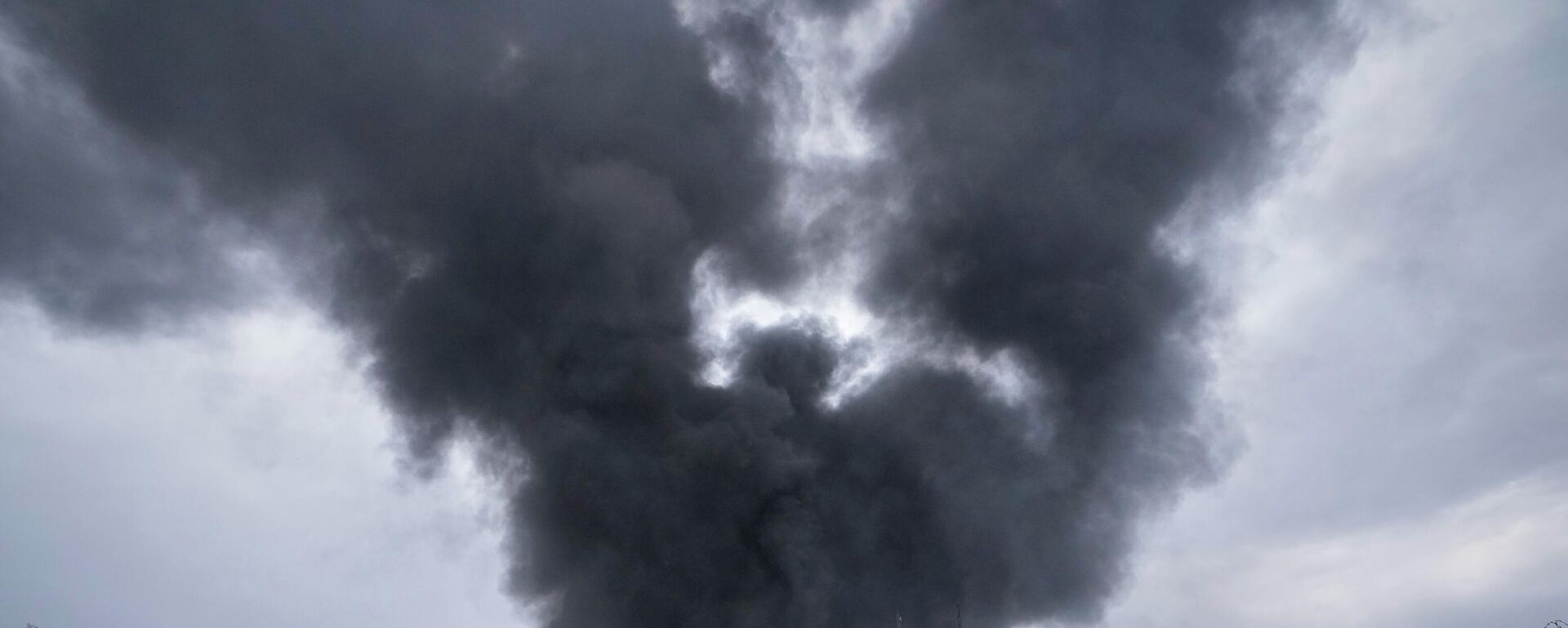 A thick plume of smoke rises from an oil storage facility hit by a U.S.-Israeli strike late Saturday in Tehran, Iran, March 8, 2026.  - Sputnik International, 1920, 25.03.2026