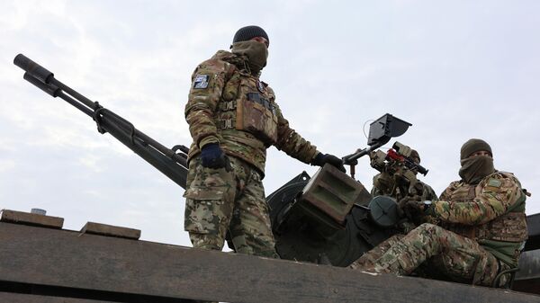 Russian servicemen stand atop a ZU-23-2 anti-aircraft autocannon  - Sputnik International
