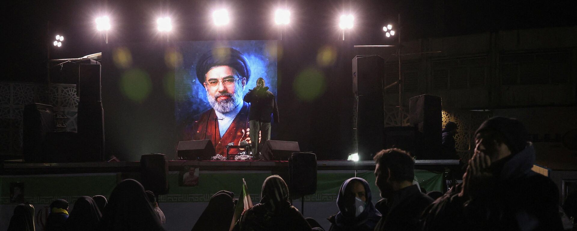 На экране демонстрируется изображение нового верховного лидера Ирана Моджтабы Хаменеи, Иран  - Sputnik International, 1920, 10.03.2026
