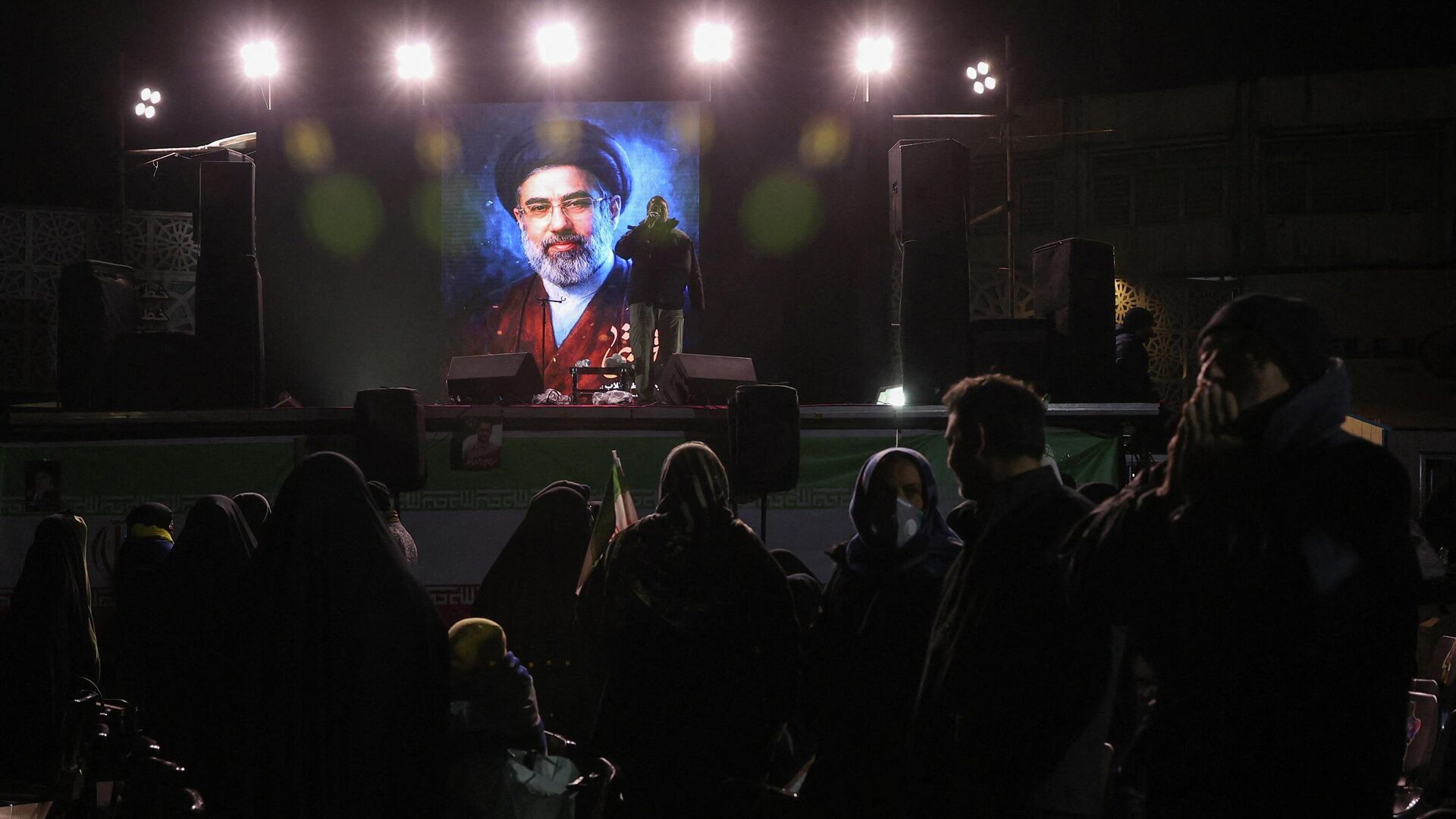 На экране демонстрируется изображение нового верховного лидера Ирана Моджтабы Хаменеи, Иран - Sputnik International, 1920, 10.03.2026
