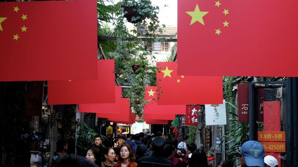 People in a pedestrian street in Shanghai. - Sputnik International