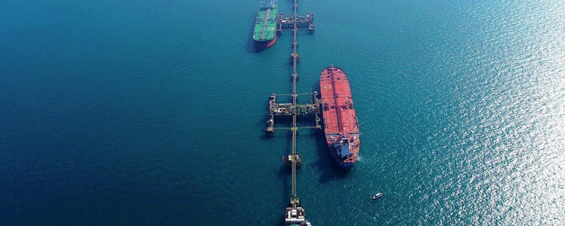 Oil tankers load crude oil at Iraq's Al-Basra Offshore Terminal in Basra, Iraq - Sputnik International, 1920, 12.03.2026