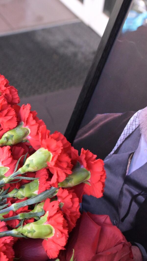 Laying flowers at the Consulate General of Iran in Kazan - Sputnik International