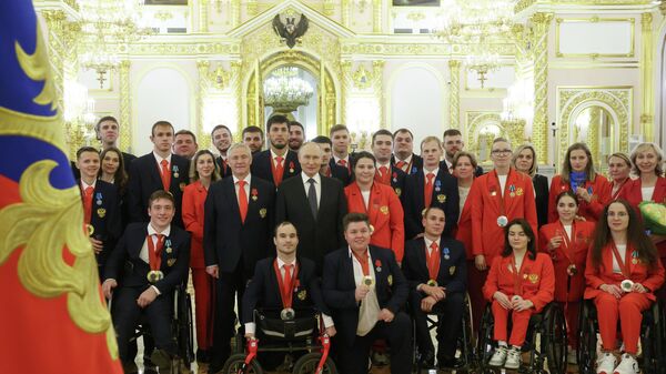 Russian President Vladimir Putin and Russian winners and medalists of the XVII Paralympic Summer Games in Paris after the state awards ceremony. - Sputnik International