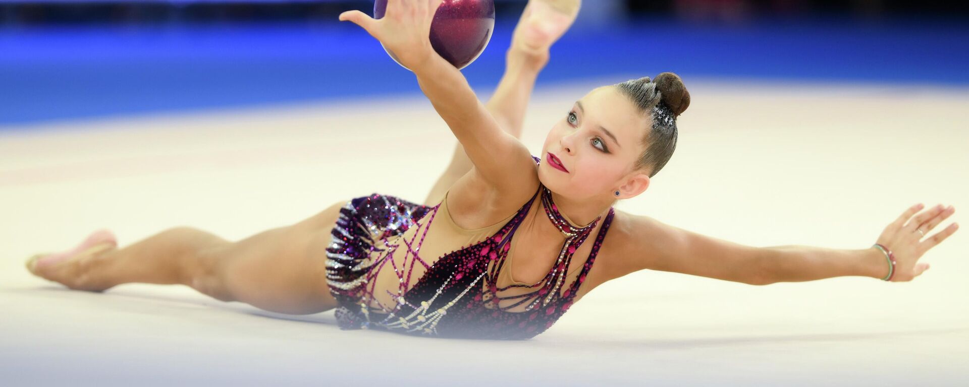 Sofia Ilteriakova performs a ball routine. File photo. - Sputnik International, 1920, 02.04.2026