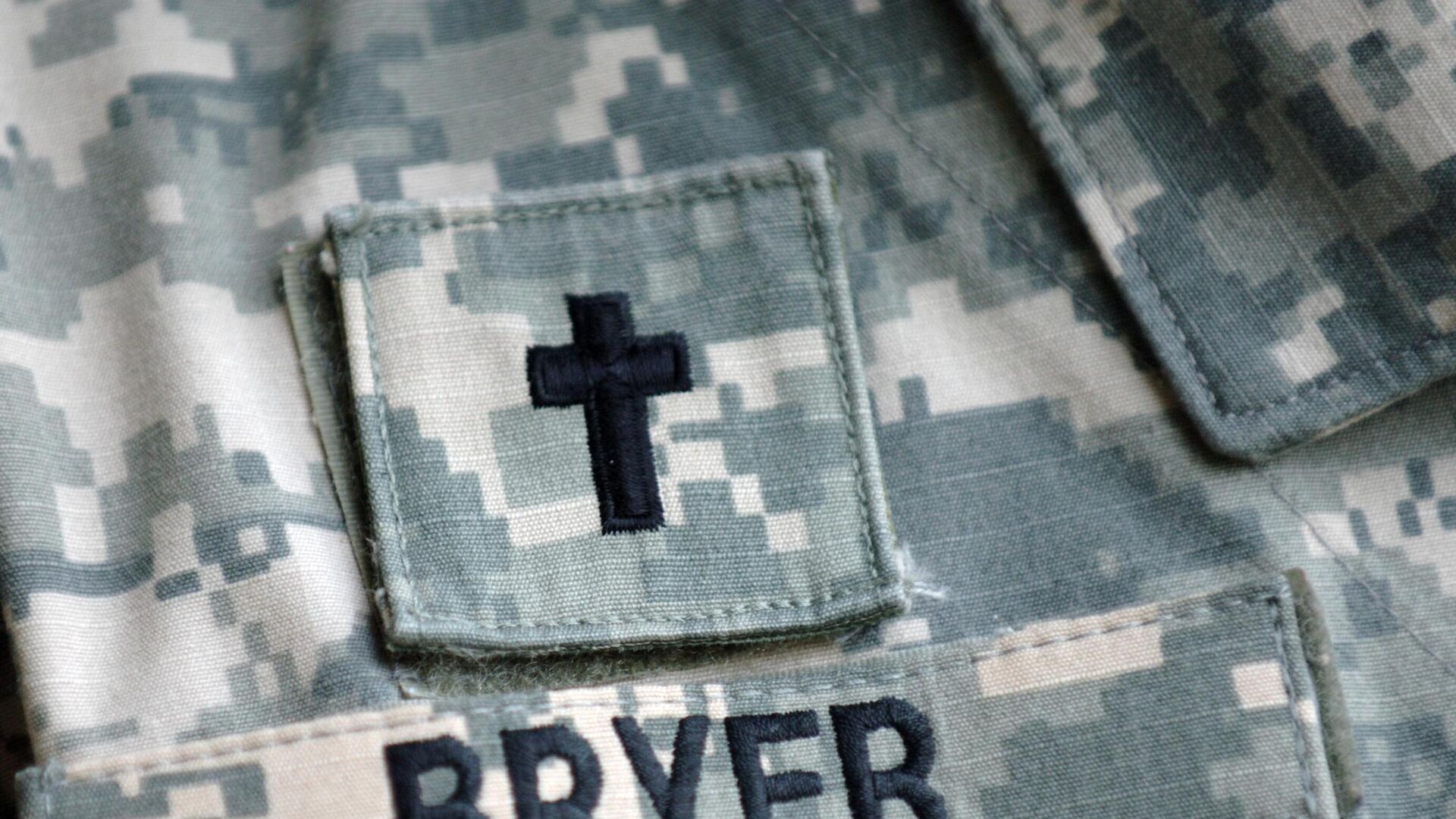 US Army chaplain Lt. Col. Irvine Bryer wears a cross above his name on his uniform while at a training seminar, March 4, 2008 in Hilton Head Island, SC.  - Sputnik International, 1920, 04.04.2026