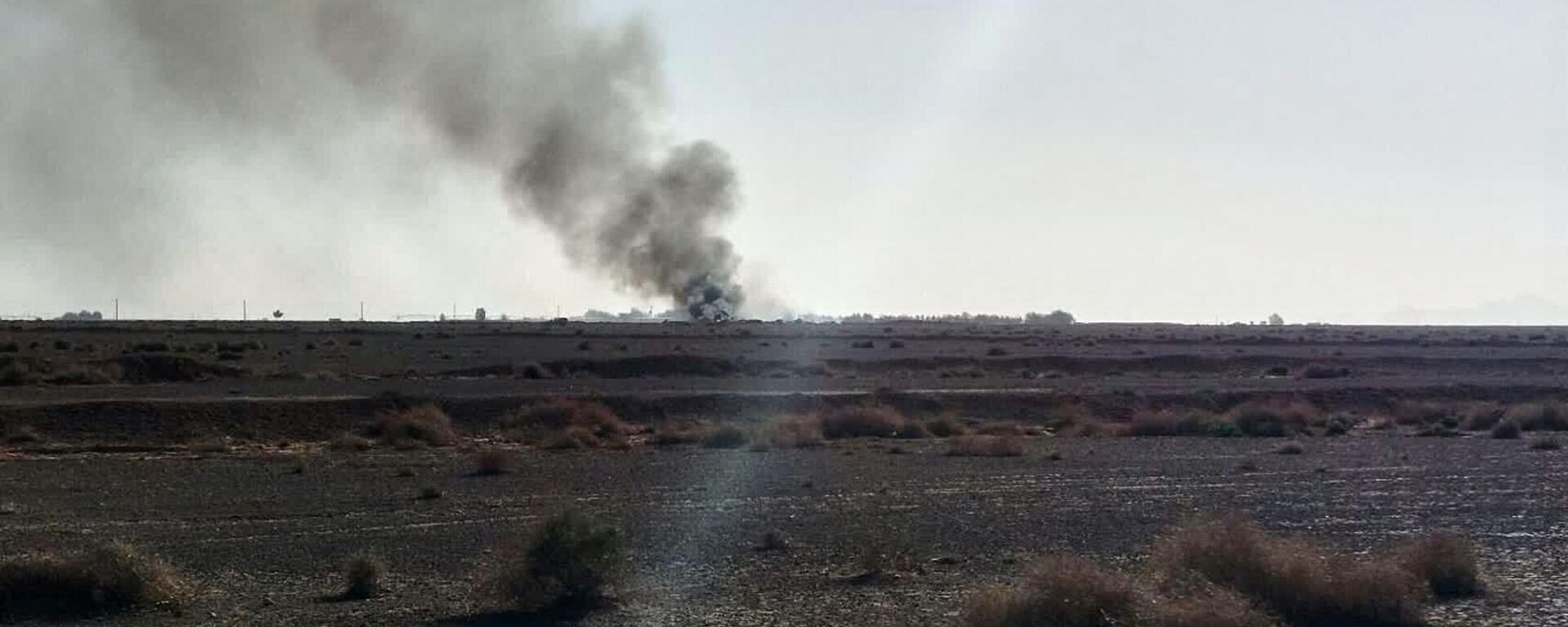 In this image provided by Sepahnews, the Iranian Revolutionary Guard's official website, black smoke rises into the air at what Iran's state TV claimed was the site where an American transport plane and two helicopters involved in a rescue operation were shot down, in Isfahan province, Iran, April, 2026. - Sputnik International, 1920, 06.04.2026