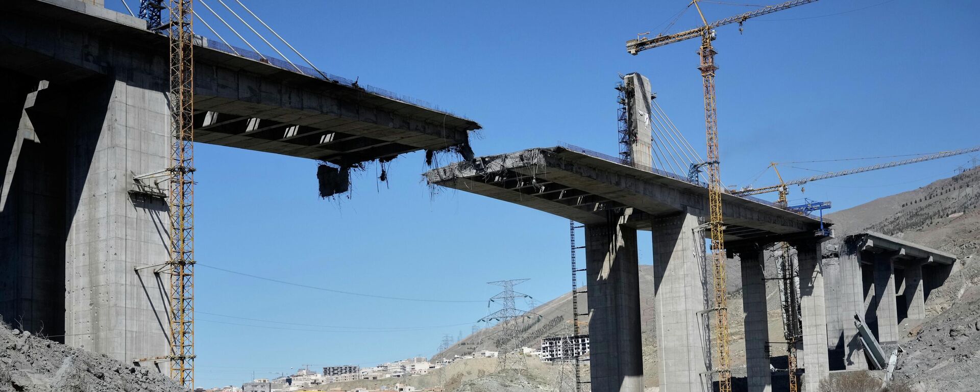 A newly constructed bridge struck by US airstrikes Thursday is seen in Karaj, west of Tehran, Iran, Friday, April 3, 2026 - Sputnik International, 1920, 07.04.2026