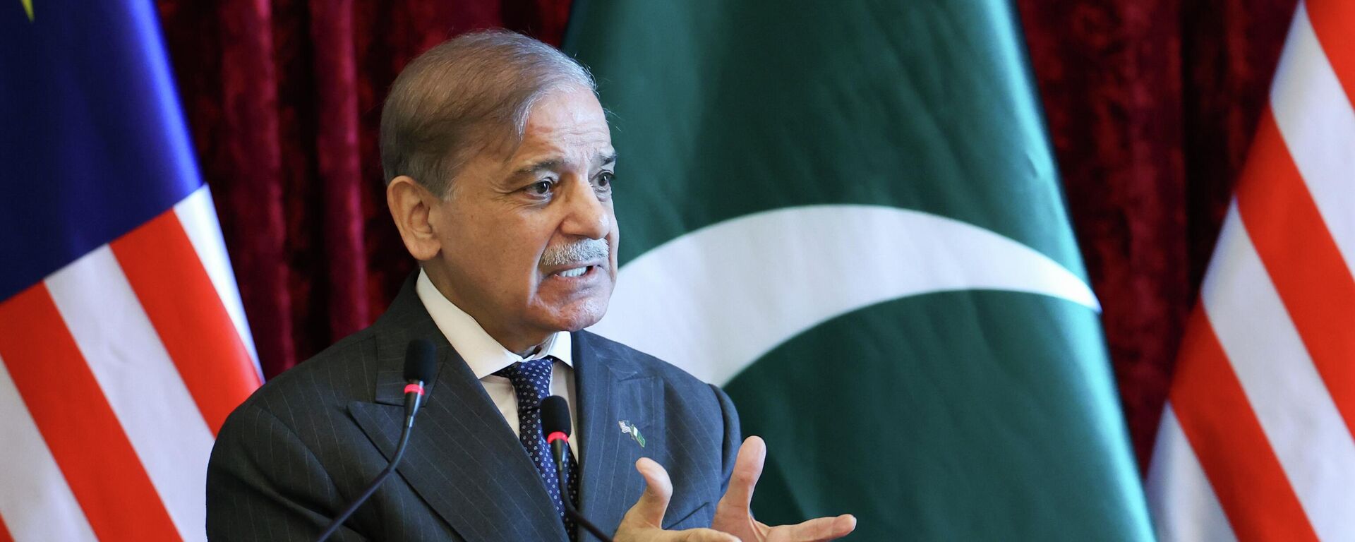 Pakistan's Prime Minister Shehbaz Sharif speaks during a news conference with Malaysia's Prime Minister Anwar Ibrahim during Sharif's visit in Putrajaya, Malaysia, Monday, Oct. 6, 2025 - Sputnik International, 1920, 08.04.2026