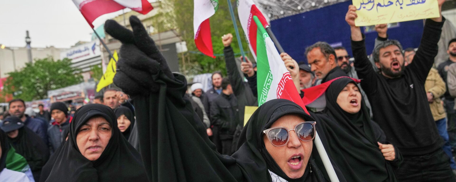 Iranians chant slogans after the announcement of a two-week ceasefire with the United States and Israel in Tehran, Iran, Wednesday, April 8, 2026. (AP Photo/Francisco Seco) - Sputnik International, 1920, 08.06.2026