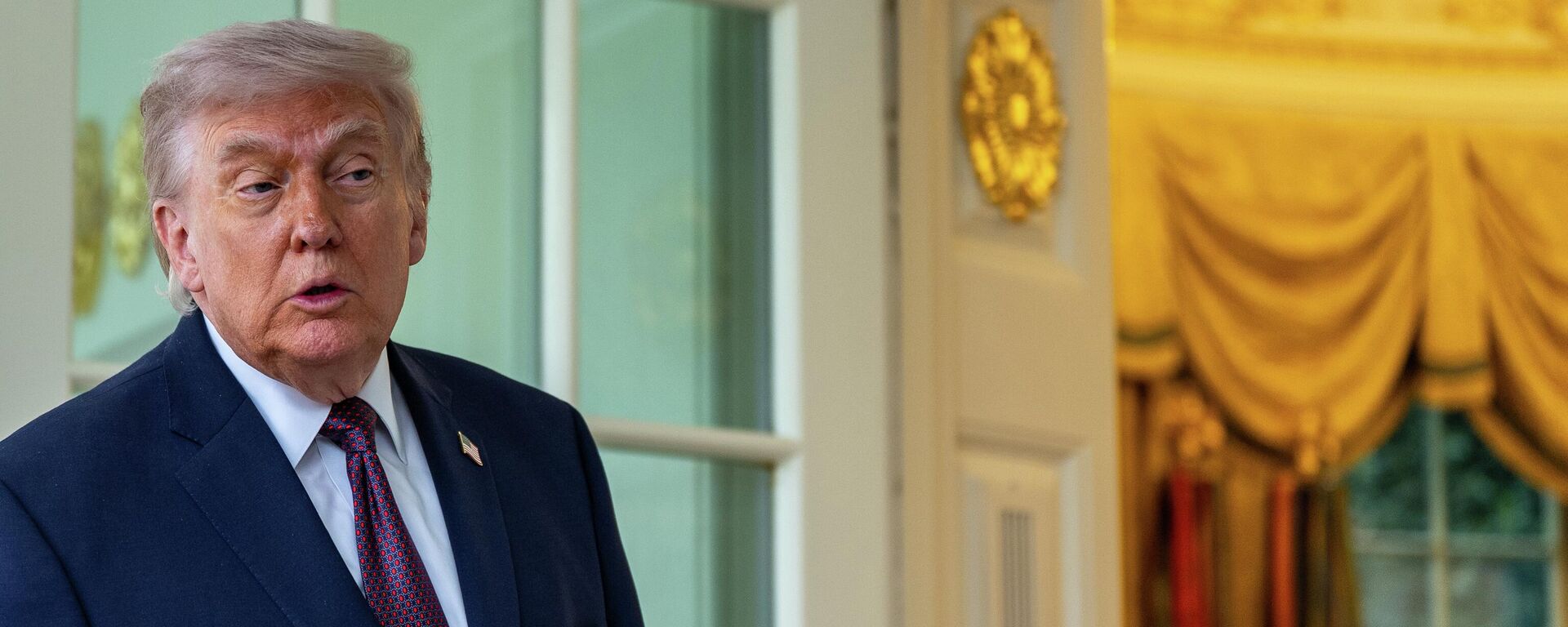 President Donald Trump speaks with reporters outside the Oval Office of the White House, Monday, April 13, 2026, in Washington.  - Sputnik International, 1920, 13.04.2026