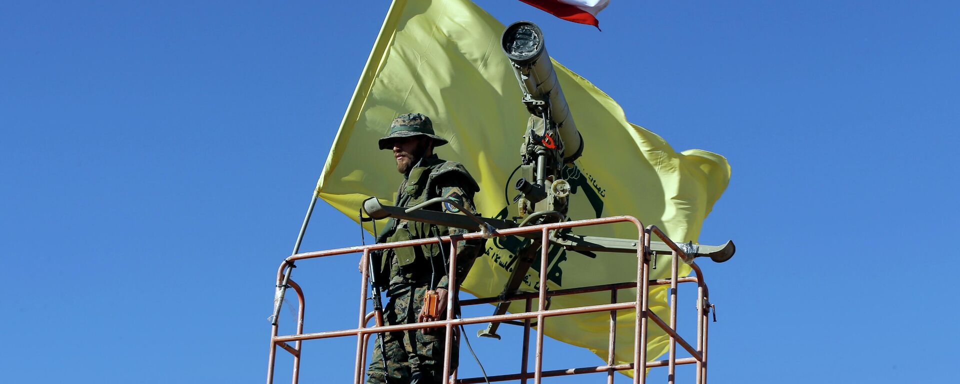 A Hezbollah fighter stands at a watchtower in Wadi al-Kheil or al-Kheil Valley in the Lebanon-Syria border, Saturday, July 29, 2017 - Sputnik International, 1920, 16.04.2026