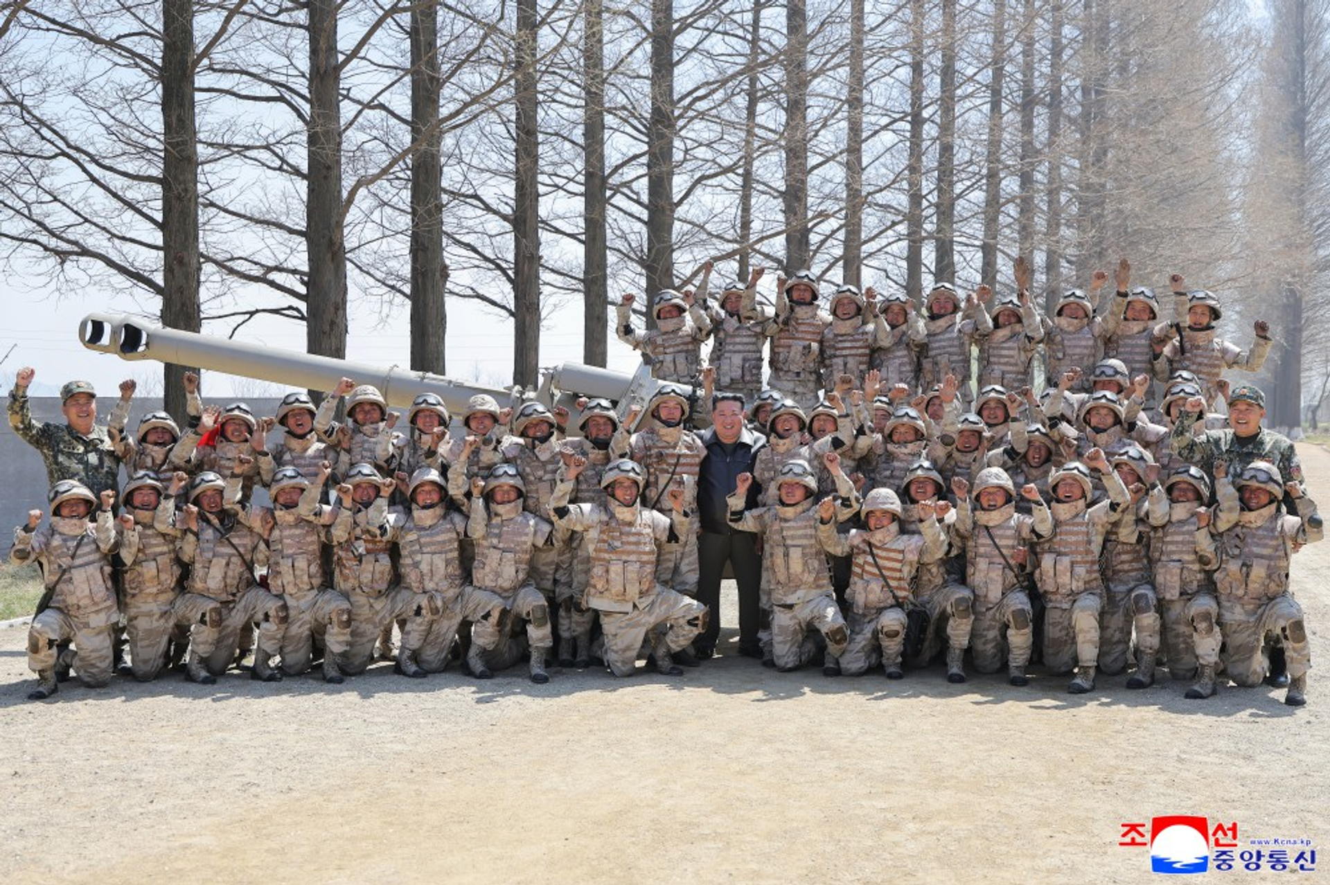 Comrade Kim Jong-un, General Secretary of the Workers' Party of Korea and President of the State Affairs of the Democratic People's Republic of Korea, oversaw an artillery firing contest of artillery sub-units under the large combined units of the Korean People's Army in the western area organized on April 15, the Day of the Sun - Sputnik International, 1920, 17.04.2026