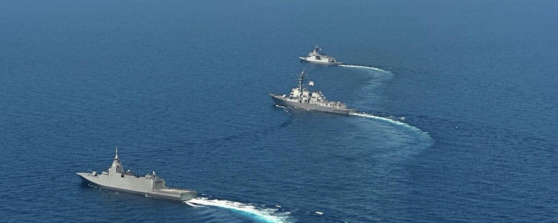 Japanese Maritime Self-Defence Force (JMSDF) frigate JS Noshiro, US Navy USS Shoup (DDG86), and Philippine Navy BRP Jose Rizal perform maneuvers during joint drills - Sputnik International, 1920, 09.06.2026