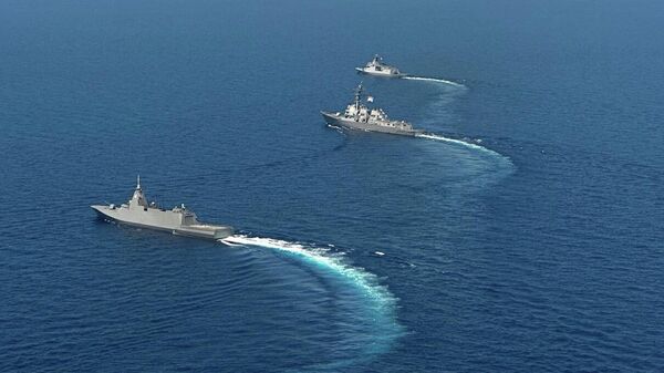 Japanese Maritime Self-Defence Force (JMSDF) frigate JS Noshiro, US Navy USS Shoup (DDG86), and Philippine Navy BRP Jose Rizal perform maneuvers during joint drills - Sputnik International