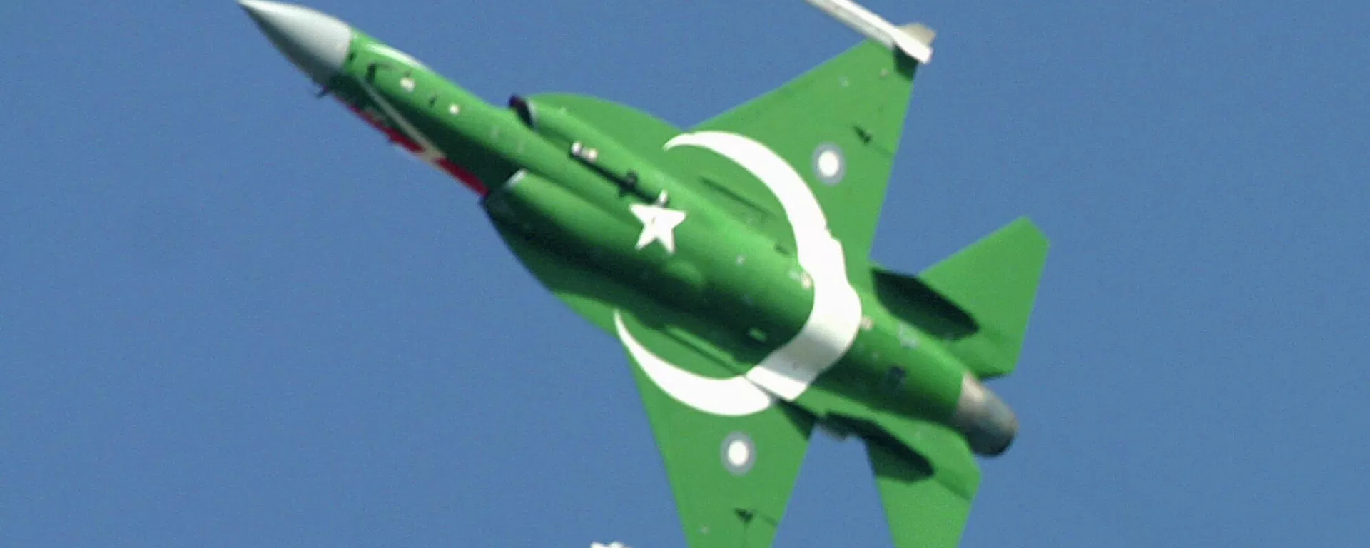 Stíhací letoun JF-17 Thunder, vyrobený společně Pákistánem a Čínou, letí ve formaci během přehlídky ke státnímu svátku v Islámábádu v Pákistánu v pátek 23. března 2007. Uprostřed masivní demonstrace síly na vojenské přehlídce v pákistánské metropoli požádal pákistánský prezident v pátek národ o pomoc v boji proti hrozbě extremismu a terorismu. Přehlídka se koná každoročně v Islámábádu na oslavu rezoluce islámských vůdců v Britské Indii z 23. března 1940, která nakonec vedla ke vzniku Pákistánu. - Sputnik International, 1920, 21.04.2026