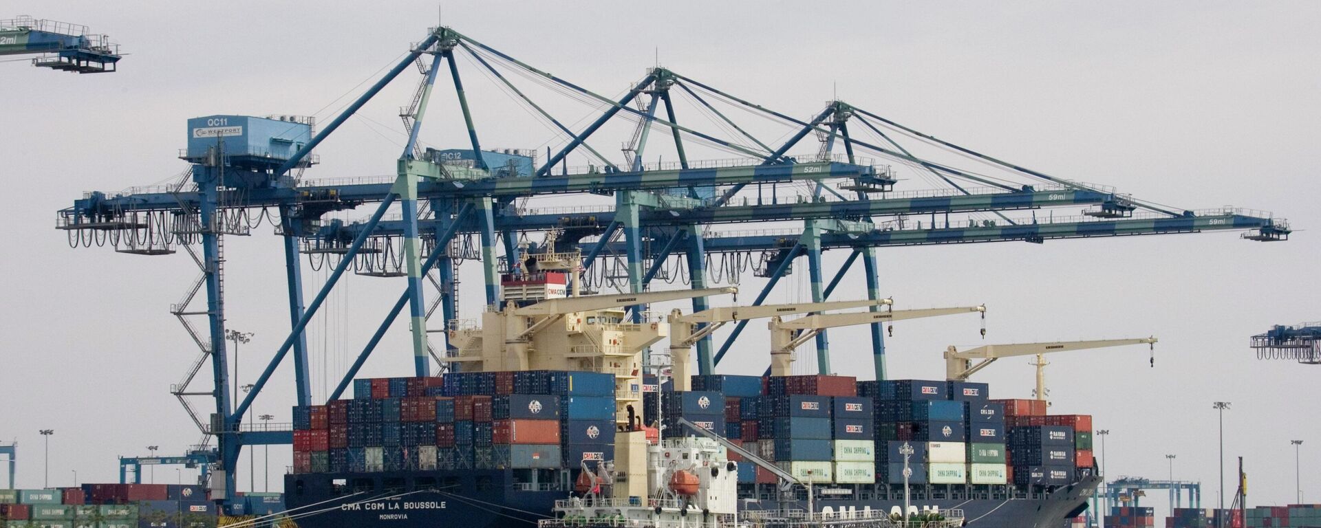 A container ship docks at west port along Malacca Strait in Malaysia, Tuesday March 28, 2006.  - Sputnik International, 1920, 23.04.2026