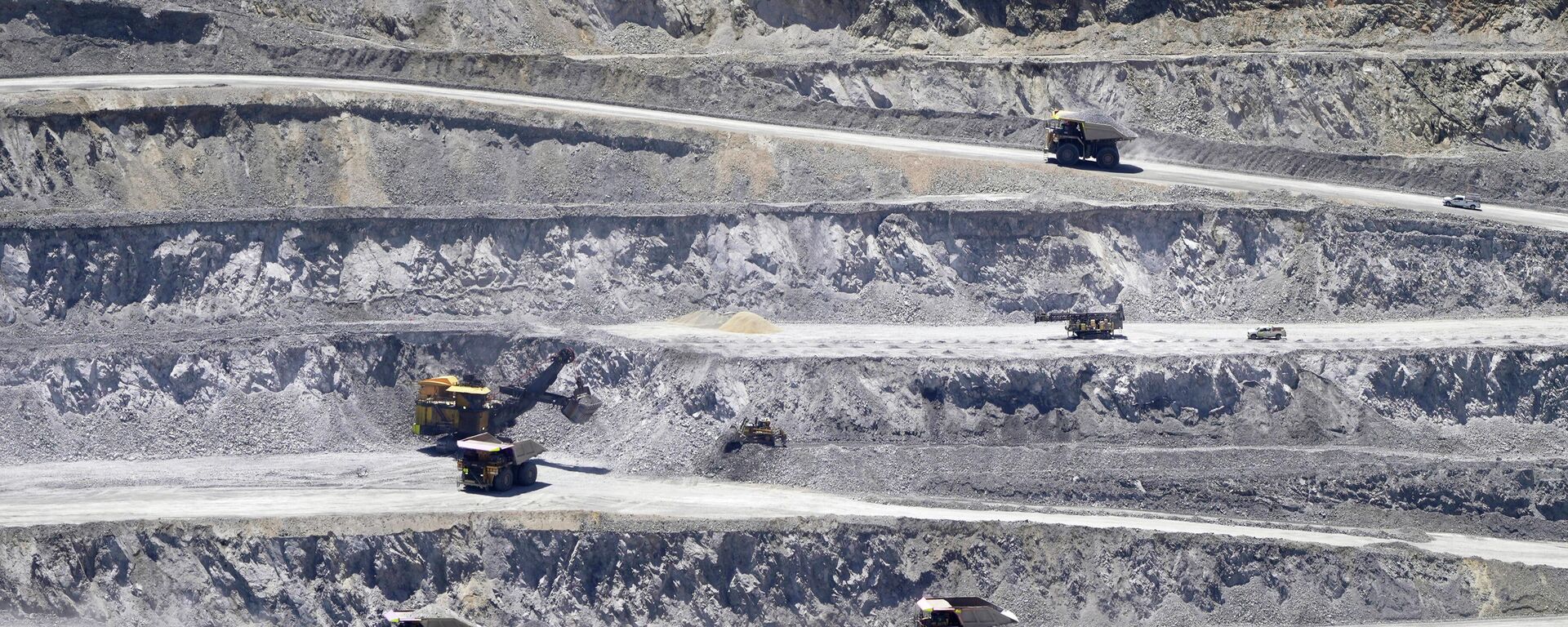 Ore is hauled from the Kennecott's Bingham Canyon Copper Mine Wednesday, May 11, 2022, in Herriman, Utah. Rio  The Utah copper mining company will begin manufacturing, tellurium, a rare mineral used in solar panels that used to be discarded along with the other mine tailings. The company says it is one of two in the U.S. to produce the tellurium, which is listed as a “critical mineral” by the U.S. government.  (AP Photo/Rick Bowmer) - Sputnik International, 1920, 24.04.2026
