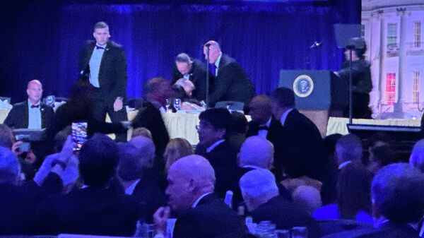 Secret service agents respond during the White House Correspondents Dinner, Saturday, April 25, 2026, in Washington - Sputnik International