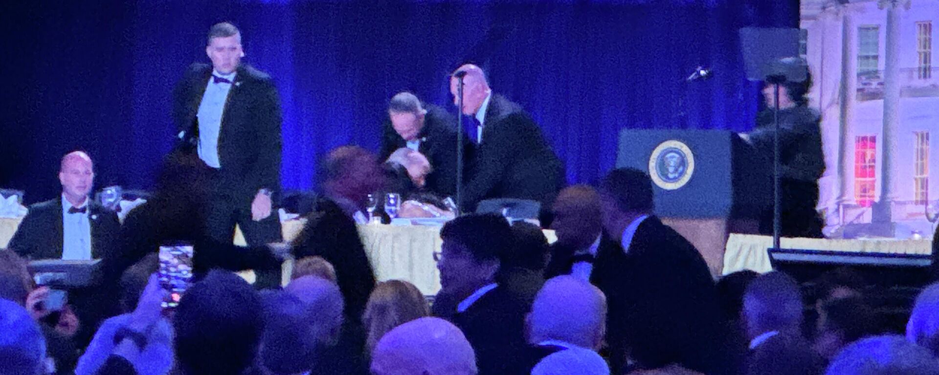 Secret service agents respond during the White House Correspondents Dinner, Saturday, April 25, 2026, in Washington - Sputnik International, 1920, 26.04.2026