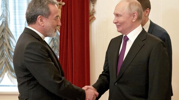 Russian President Vladimir Putin and Iranian Foreign Minister Abbas Araghchi, Special Representative of the President of Iran - Sputnik International