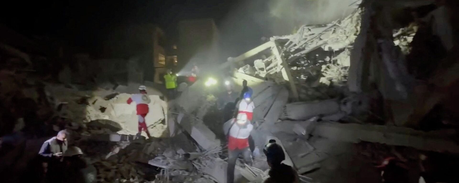 Emergency personnel and other people gather at the site of a damaged synagogue, following what Iran’s semi-official Mehr news agency said was a U.S.-Israeli projectile, amid the U.S.-Israeli conflict with Iran, in Tehran, Iran, in this screen grab taken from a handout video released on April 7, 2026. I - Sputnik International, 1920, 01.05.2026