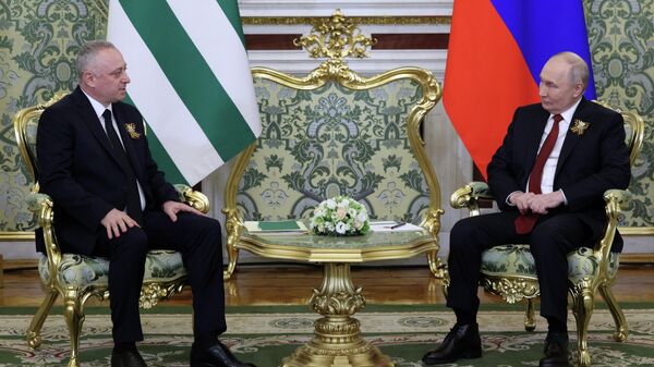  Russian President Vladimir Putin holds a meeting with Abkhazian President Badra Gunba in Moscow. May 9, 2026 - Sputnik International