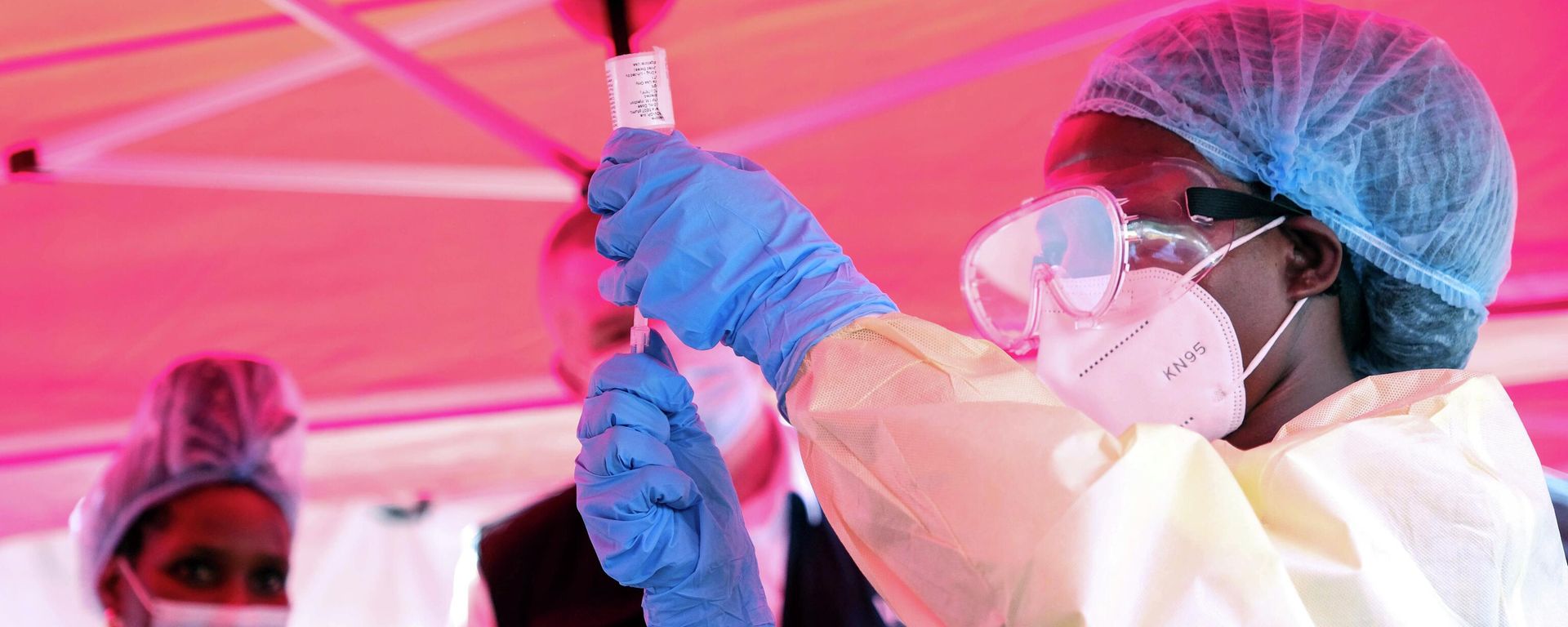 A health worker prepares to administer a vial of a vaccine against the Sudan strain of Ebola, during a trial, at Mulago Referral Hospital, in Kampala, Uganda Monday, Feb. 3, 2025 - Sputnik International, 1920, 17.05.2026