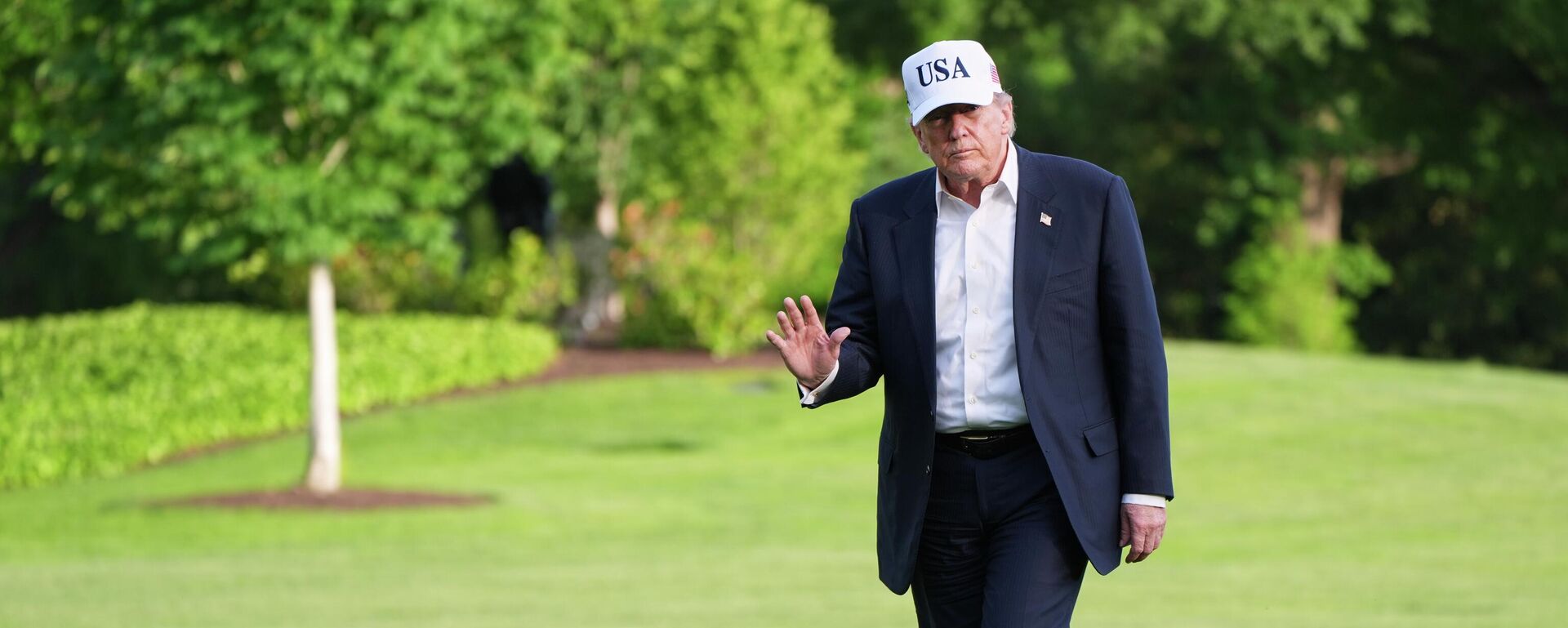 President Donald Trump walks across the South Lawn of the White House, Friday, May 15, 2026, in Washington, on return from Beijing where he met with China's President Xi Jinping - Sputnik International, 1920, 18.05.2026