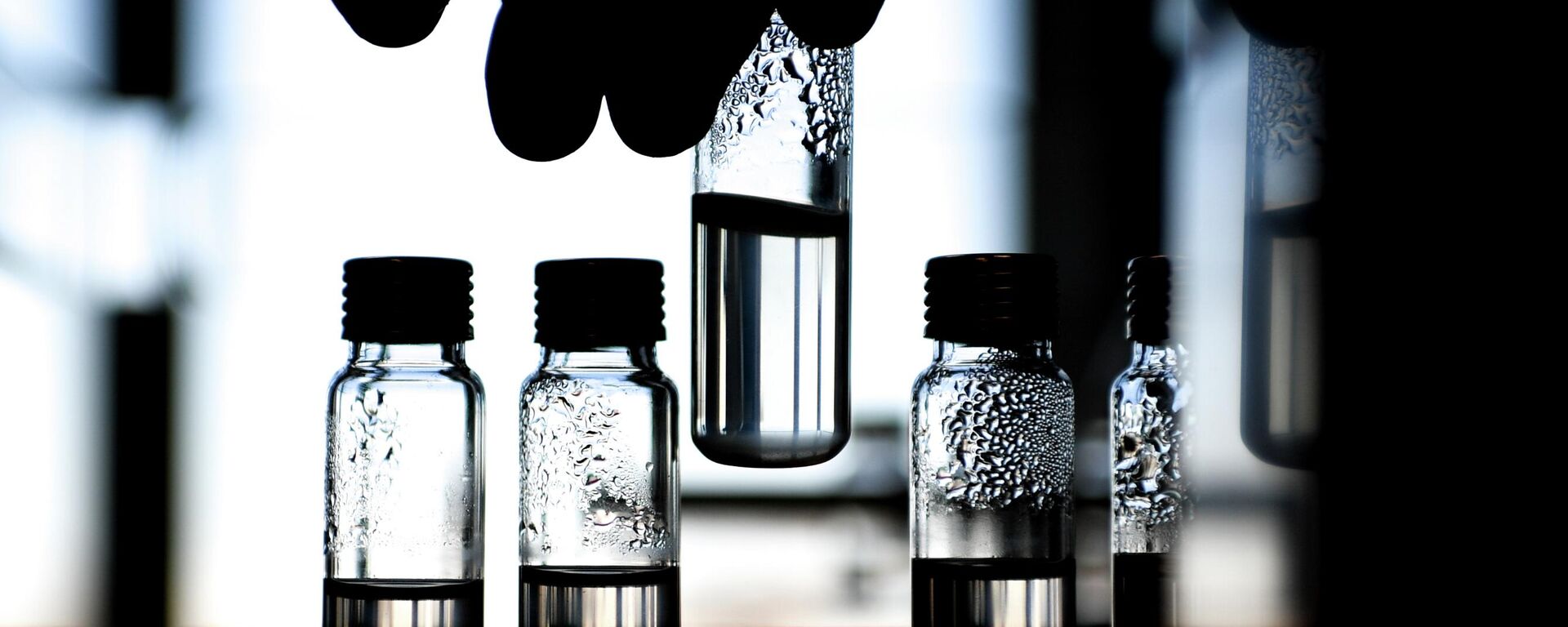 Test tubes in the water quality control center at the Northern Station of the Moscow Water Supply Company, which supplies Volga water from the Moscow Canal reservoir system.  - Sputnik International, 1920, 19.05.2026