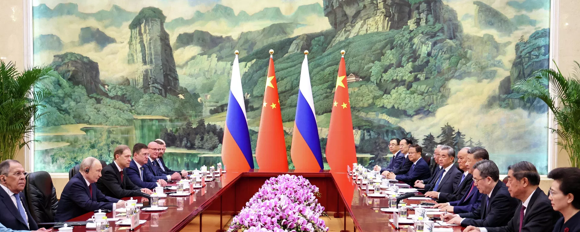 Ruský prezident Vladimir Putin a čínský prezident Si Ťin-pching během jednání ve Velké síni lidových shromáždění v Pekingu. - Sputnik International, 1920, 17.08.2026