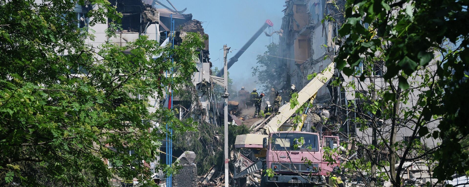 The aftermath of Ukraine's drone attack on a school and a dormitory in the Lugansk People's Republic - Sputnik International, 1920, 22.05.2026