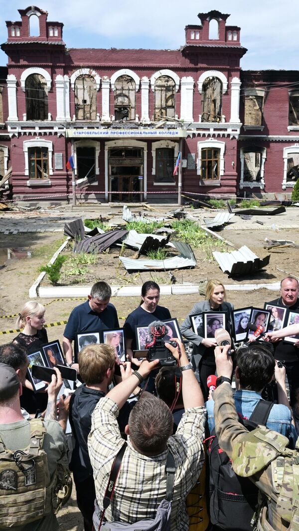 Foreign Journalists Come Face to Face With Starobelsk Tragedy - Sputnik International
