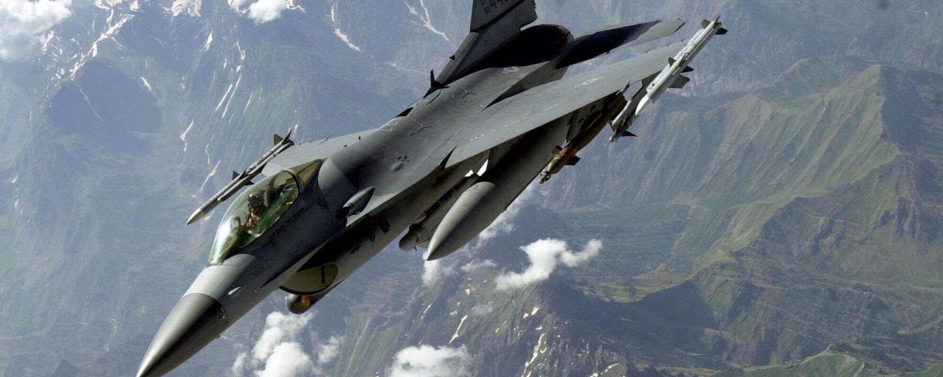 A US F-16 flies over partly snow-covered mountains near the Turkiye-Iraq border during a mission to patrol the no-fly zone in Iraq in this June 19, 2001 photo - Sputnik International, 1920, 17.07.2026