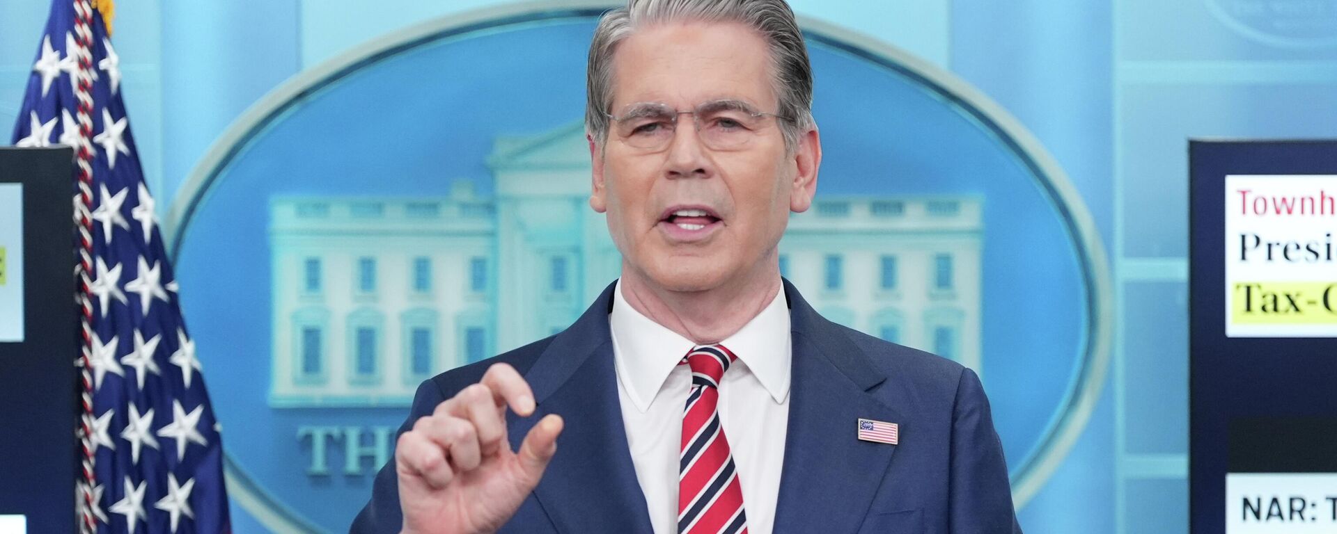 Treasury Secretary Scott Bessent speaks with reporters in the James Brady Press Briefing Room at the White House, Wednesday, April 15, 2026, in Washington - Sputnik International, 1920, 28.05.2026
