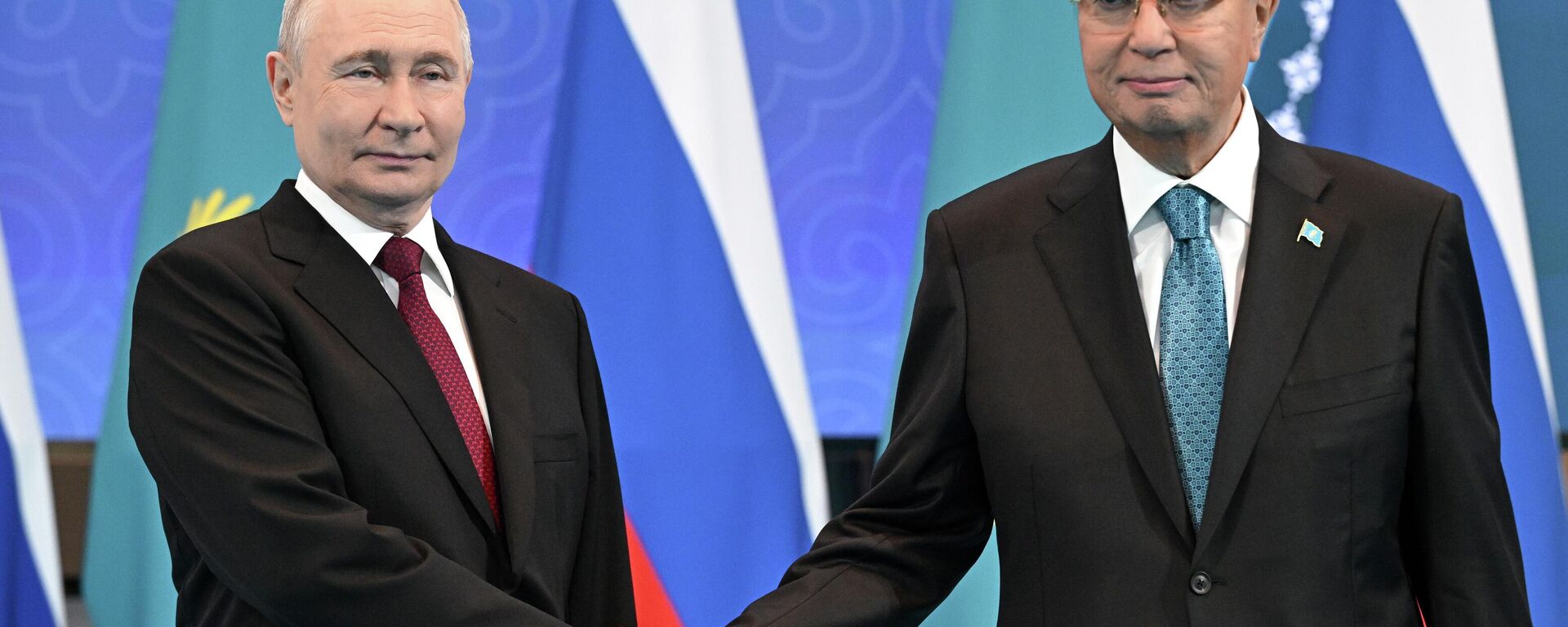 Russian President Vladimir Putin and Kazakh President Kassym-Jomart Tokayev pose for a joint photo during their meeting at the Palace of Independence in Astana. - Sputnik International, 1920, 28.05.2026