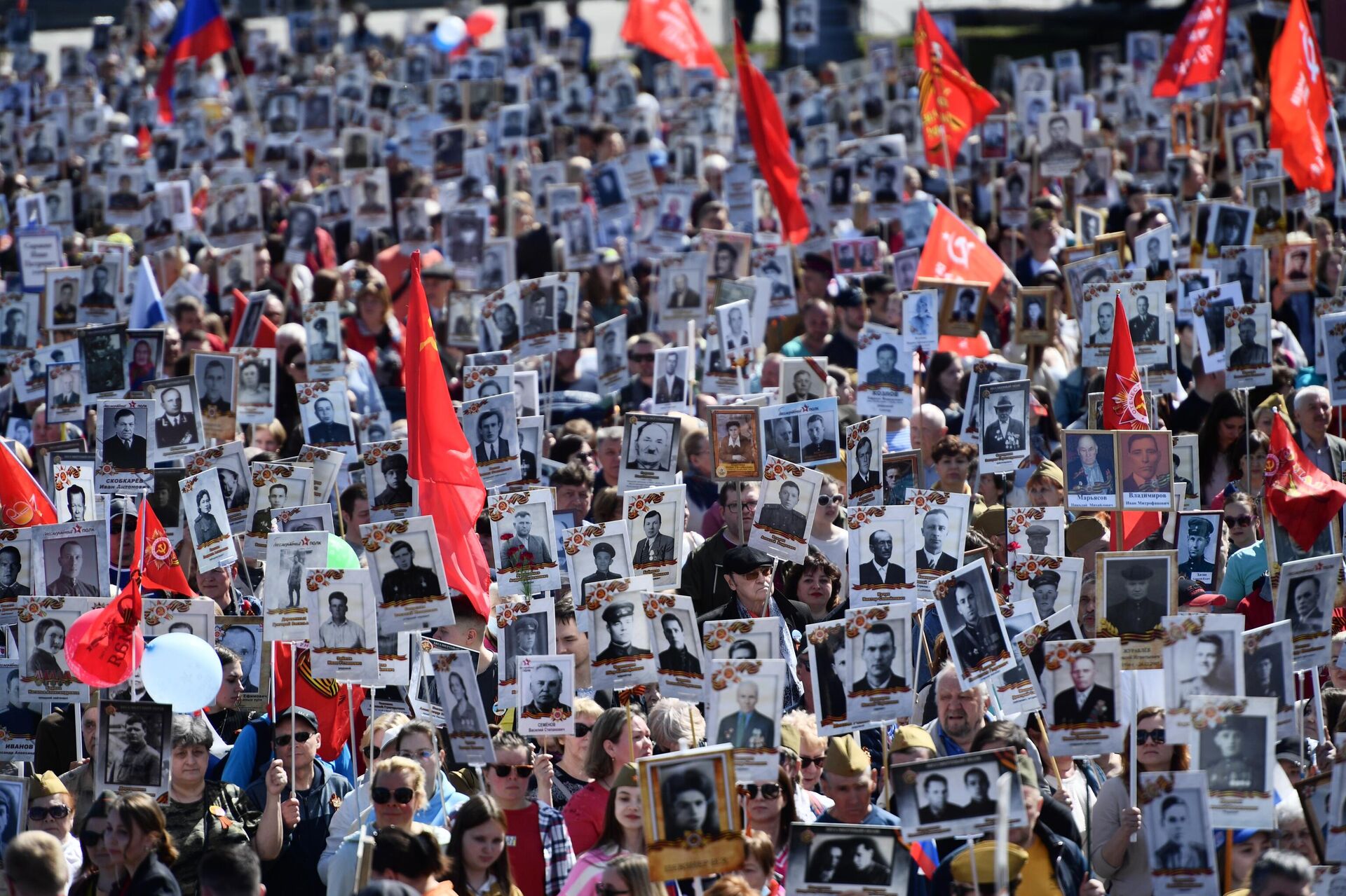 Participants of the Immortal Regiment event dedicated to the 77th anniversary of Victory in the Great Patriotic War in Yekaterinburg. - Sputnik International, 1920, 29.05.2026