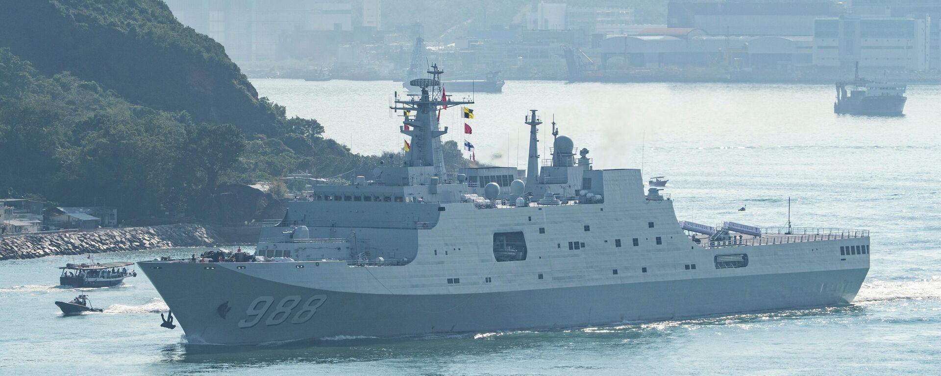 Chinese People's Liberation Army's amphibious landing ship Yimeng Shan sailed into the Victoria Harbour for port call in Hong Kong, Tuesday, Sept. 30, 2025 - Sputnik International, 1920, 07.06.2026